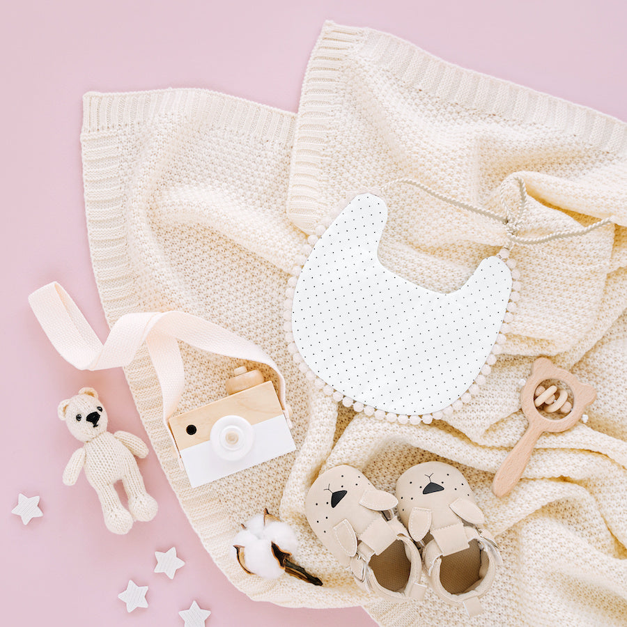 Couverture bébé en tricot : une idée cadeau parfaite pour les jeunes parents