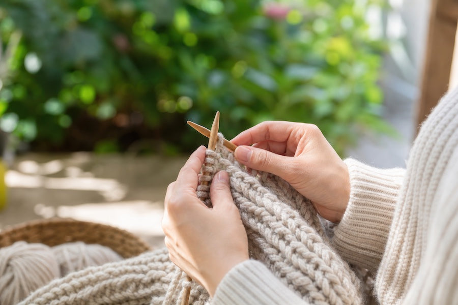 Tricoter une écharpe : tuto complet pour débutants (avec ou sans kit)
